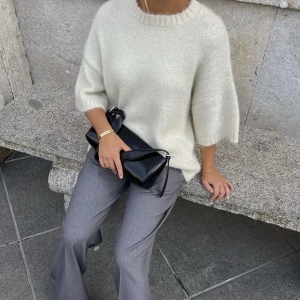 Stickad tröja  - Helt slutsåld superfin stickad tröja med korta ärmar, alla prislappar är kvar! Storlek small, aldrig använd. Skriv vid funderingar eller frågor 💕