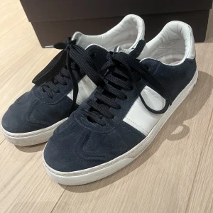 Valentino Flycrew 40 - Ett par sjukt snygga valentino flycrews i storleken 40 men passar som 41. Väldigt bra skick och är väldigt svåra att få tag på eftersom de har slutat tillverkas. Dessa gick att köpa förut för 7000 och mitt pris är 4349 och då har skorna också 3nitar borta
