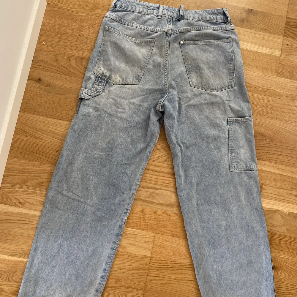 Säljer ett par jätte baggy streetwear jeans från H&M i fägen blå. Skulle säga att de är skick 7/10 då de är lite slitna längst ner som man ser på sista bilden. Storlek S. Priset är inte skrivet i sten och kan diskuteras vid snabb affär. . Jeans & Byxor.