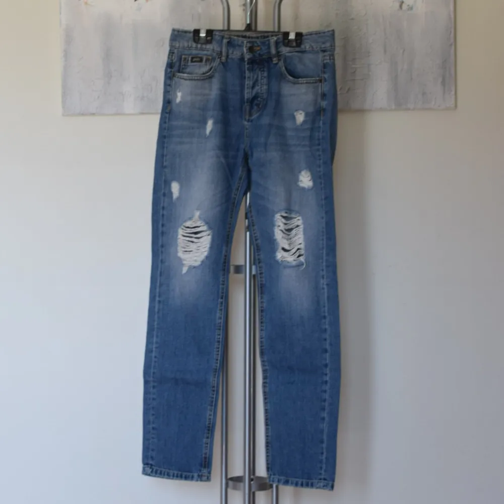 Märke: Superdry Strl: W26L30 Mått: benlängd innersöm 76cm, midja 74cm, benöppning: 16,5cm Modell: Boyfriend jeans, normal midja, raka ben  Skick: Fint skick  Material: 100% bomull. Jeans & Byxor.