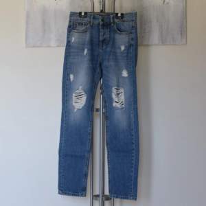 Märke: Superdry Strl: W26L30 Mått: benlängd innersöm 76cm, midja 74cm, benöppning: 16,5cm Modell: Boyfriend jeans, normal midja, raka ben  Skick: Fint skick  Material: 100% bomull