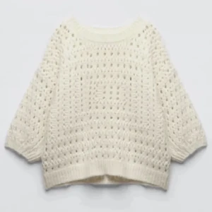 Zara tröja - Super fin och trendig stickad t-shirt från Zara. Den är i fint skick. Skriv vid frågor eller om fler bilder 🙏🩷