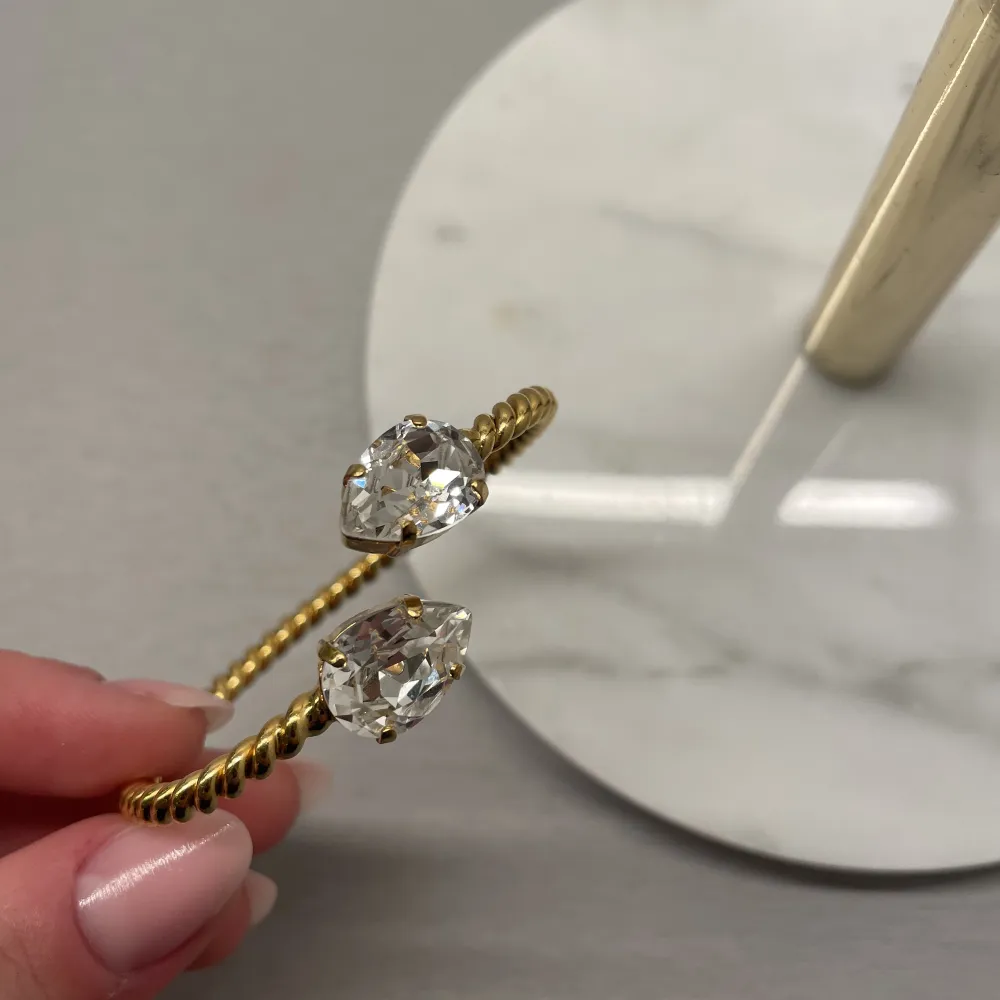 Armband från Caroline Svedbom i guld med Klar Silver diamant.  Köpt på NK för 2år sedan. Nypris: 695kr (Kvitto finns) . Accessoarer.