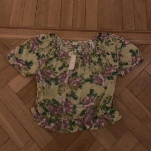 Blus med puffärm - Supersnygg blus från Lindex, ny med lapp och i fint skick!💓