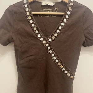 Brun tröja med pärlor - Jättesöt tröja från passport med isydda pärlor (stlk 38 men sitter som 36)