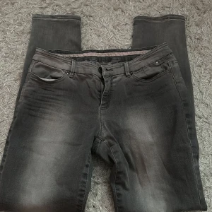 Jeans Low  - Säljer dessa byxor p.g.a ingen användning.