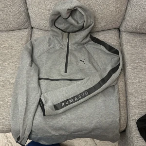 Tröja med luva  - Tröja från puma bra skick och finns ficka på bröstet 