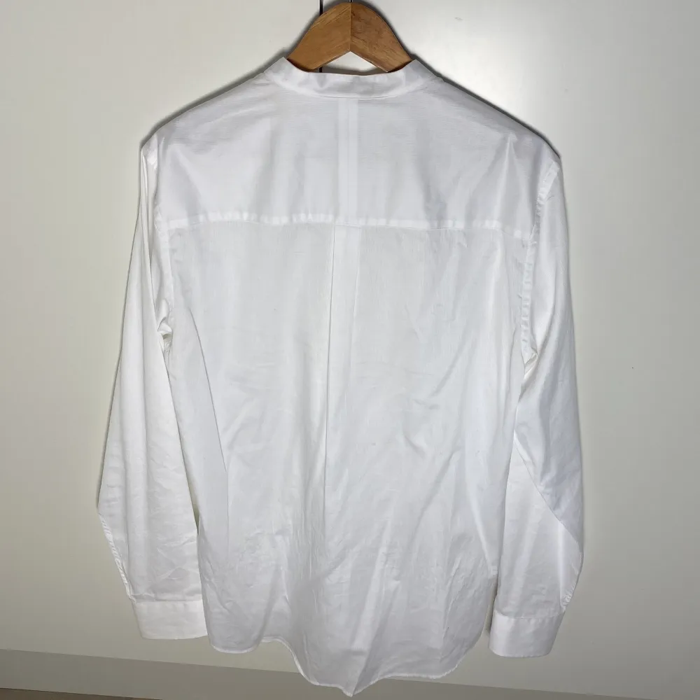 Stilren vit tiger skjorta! Använd max tre gånger,  Nypris ca 1000kr. Skjortor.