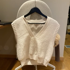 väst - vit stickad väst från ginas premium collection i strl S. lite nopprig, därav priset, men annars superfin❤️