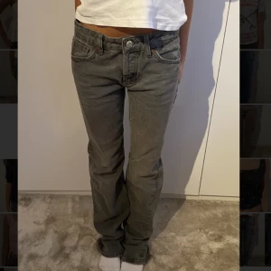 Lågmidjade Jeans - Säljer dessa eftertraktade jeans från zara. Säljs inte längre och har en så snygg passform som är så snyggt både om den sitter lite baggy eller om den sitter tajt. Så snygg nu till hösten då färgen är helt perfekt😍