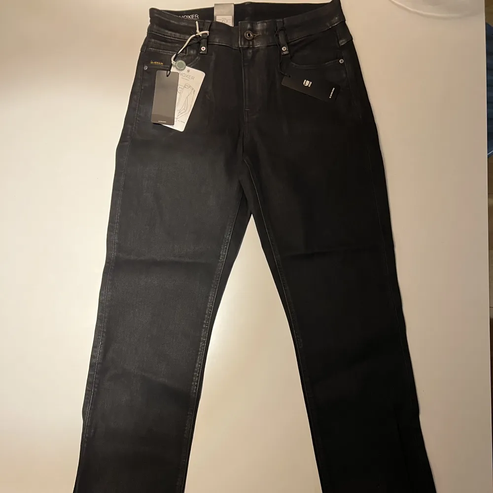 Helt nya G-Star jeans!!  Org pris: 1499kr. Priset är ej satt i sten. Skriv gärna vid intresse!. Jeans & Byxor.