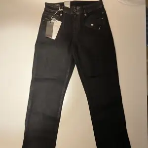 Helt nya G-Star jeans!!  Org pris: 1499kr. Priset är ej satt i sten. Skriv gärna vid intresse!