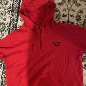 Emporio Armani Hoodie - Tja säljer denna EA7 tröjan som jag knappast har använt då den aldrig passade mig. Den är i storlek L men skulle säga att den är mer som en M. Eller så är deras tröjor bara allmänt mindre. Den är super fräsch och säljs för ett bra pris, köpt från Zalando!