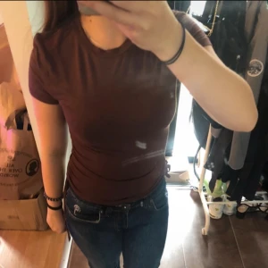 Tröja  - En fin brun tröja i storlek M med snörning vid kanterna. Är i helt nyskick och sitter likande till SKIMS tröjor. Köp gärna genom köp nu💕