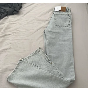 Straight jeans - Säljer dessa superfina ljusblå jeans från märket Never Denim/Bik Bok. De är i en straight modell med en split och mid waisted. Köpte för några månader sedan, men tyvärr är de för små för mig. De är helt oanvända med prislappen kvar. Nypris 699