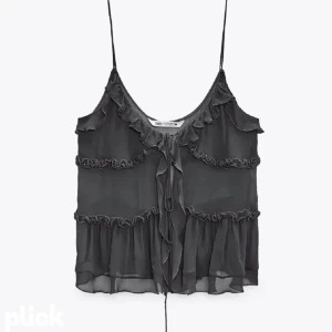 Svart volangtopp - Interessekoll på denna skitsnygga o populära halvgenomskinliga volangtoppen från zara