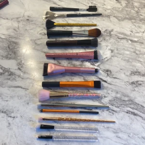 Smink borstar  - Säljer dessa sminkborstar från blandade märken bland annat real techniques, body shop, h&m och peggy sage. Alla borstar är desinficerade. (vissa borstar är helt oandvända) säljer alla som ett sett