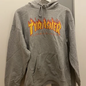 Thrasher hoodie - Den är något nopprig på insidan men ser som ny ut. Köpt för 1000 kr 