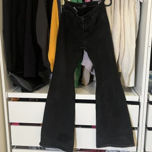 Crocker jeans - Svarta lågmidjade crocker jeans. Väldigt stretchiga super sköna.  Lite urtvättade men fortfarande en fin färg! De är 29 i midjan och 33 i längden.