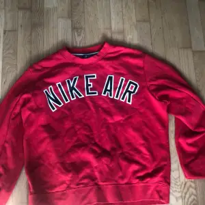 Nike sweatshirt i nyskick Storlek M