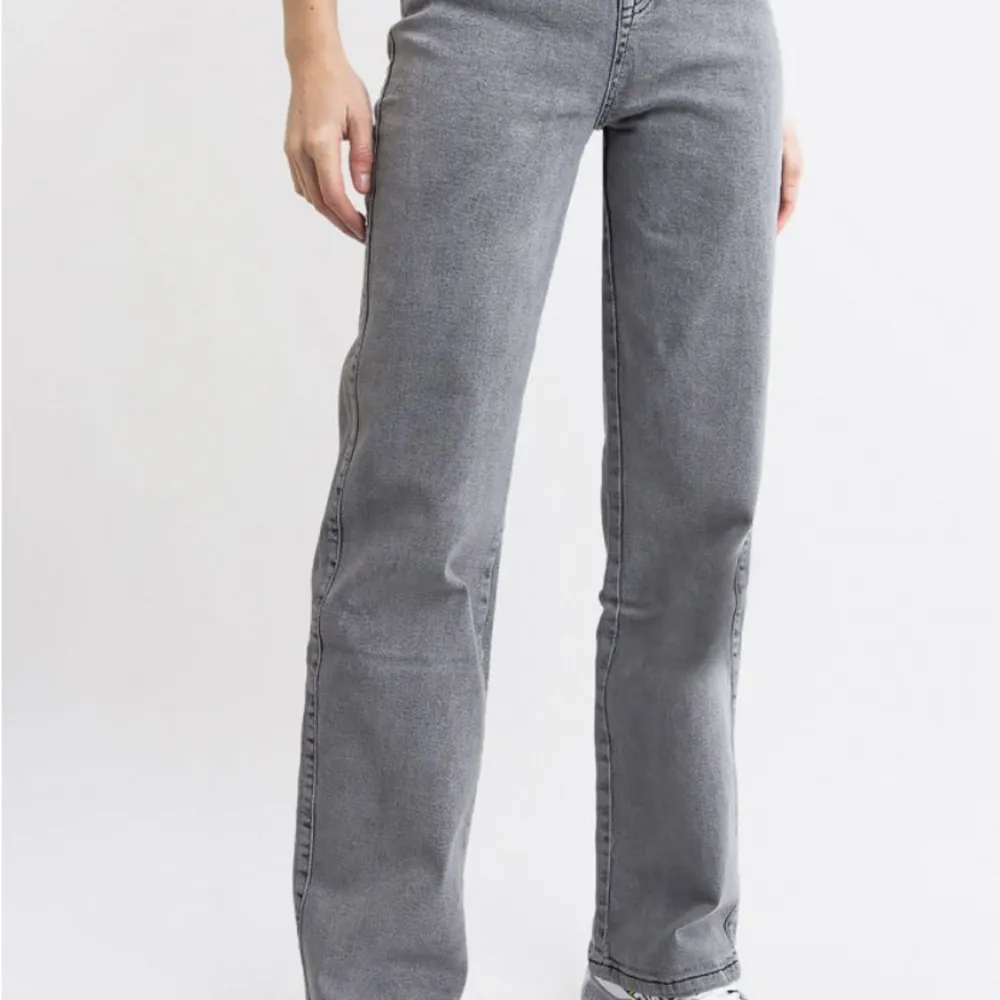 Säljer ett par helt nya jeans från madlady då de aldrig kommit till användning, helt nya med lappen kvar . Jeans & Byxor.