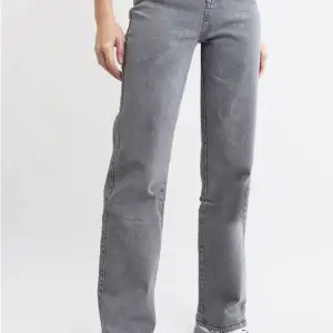 Säljer ett par helt nya jeans från madlady då de aldrig kommit till användning, helt nya med lappen kvar 