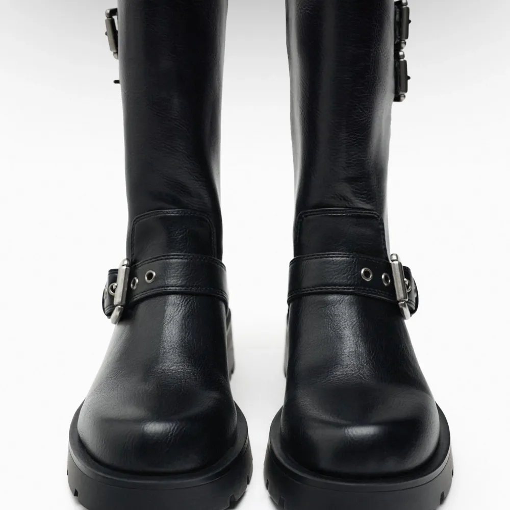 Slutsålda biker boots från zara. Byter helst mot de bruna men kan tänka mig sälja också :) (helt oanvända, dm för egen bild eller frågor). Skor.