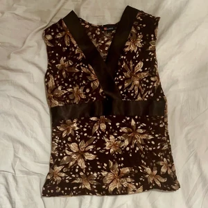 Blommig topp - Tryck inte på köp nu❗️ Jättefin brun topp med broderat blomtryck, lite nopprig men annars bra skick! Pris kan diskuteras❤️
