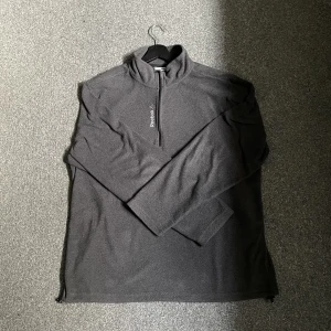 Reebok fleece tröja - Tjena! Säljer denna vintage Reebok tröjan som är i storlek L och mycket fint skick. Hör gärna av er vid intresse!!