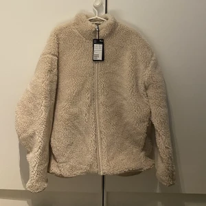 Jacka - Weekday jacka som är perfekt nu till höst/vinter. Varm och oversized/ stor i storleken. Den är ny och aldrig använd.