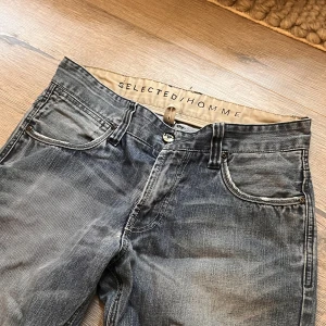 Tommy jeans - Säljer dessa Tommy Helfiger jeans som inte kommer till användning😙Är straight leg och mid waist men man kan vika ner midjebandet vilket ger de en annan look🙈 Vid funderingar kring mått eller flera bilder är det bara att komma privat🫶 