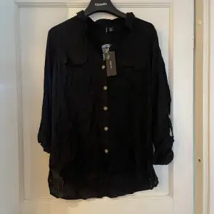 Blus/skjorta som aldrig används. Ordinarie pris 299kr