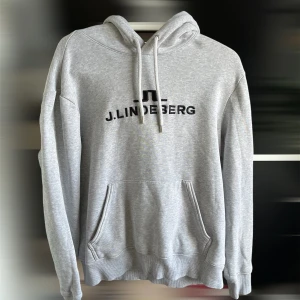 J.Lindeberg hoodie ❗️FÖRST TILL KVARN❗️ - Storlek: M men liten i storlek så skulle passa S  Condition: 9,5/10  Nypris: 1300  