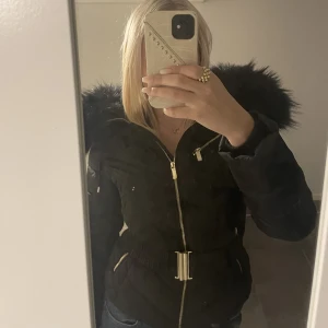 Vinterjacka - Säljer denna jackan från roco baroco. Passar som s och m 