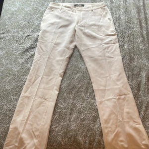 Vita lågmidjade kostymbyxor, storlek 40 - Aldrig använt, endast testade!  små i storleken så passar dig med storlek 36/38! 