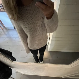 stickad tröja - så fin och gosig tröja från only!💝💝använd ca 3 gånger så den är i väldigt bra skick!
