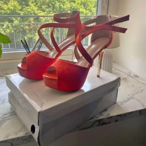 Högklackade nya skor - Aldrig använda högklackade skor. Storlek 39