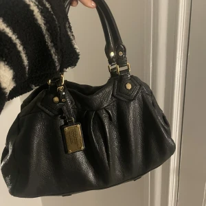 Marc Jacobs väska - Såå snygg Marc jacobsväska köpt secondhand men i väldigt bra skick 