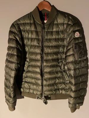 Moncler Aidan  - Säljer min moncler jacka då jag inte använder den, den har mäst vart i garderoben helt äkta kvitto på bild 3 Dem är extremt eftertraktade dem säljs för typ 6000-11000kr på eBay Sök moncler Aidan de är för en kickboxare hade den o då blev den eftertraktad.