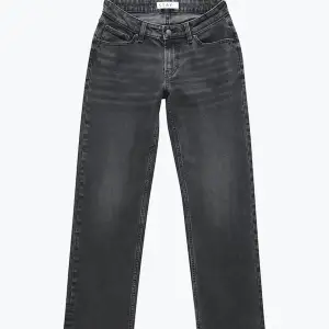 Lågmidjade mörkgråa/svarta jeans från Carlings i märket STAY. Använda fåtal gånger. Säljer pga det inte kommer till användning💕 Ordinarie pris 599kr, skriv för mer info😊