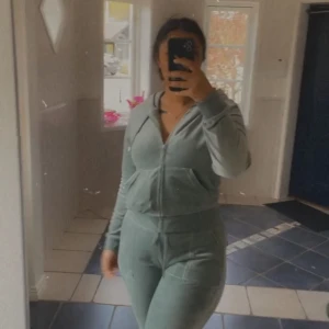 Juicy dress - Grön juicy dress som är Xl i byxorna men funkar på en L också och L i tröja