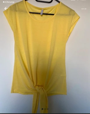 2 toppar och ett linne / paketpris  - Strl xs  1 vit topp från stadium  1 gul topp från stadium  1 linne (längre modell) Gina  Xs  Allt säljes för 120  kr 