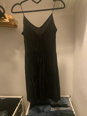 Klänning  - En jätte fin klänning aldrig använd köpte den här på plik för en månad sen