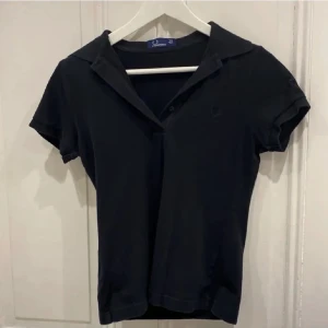 Pikétröja  - Säljer denna pikétröja från Fred Perry! fin passform och stretchigt tyg! 80kr+frakt