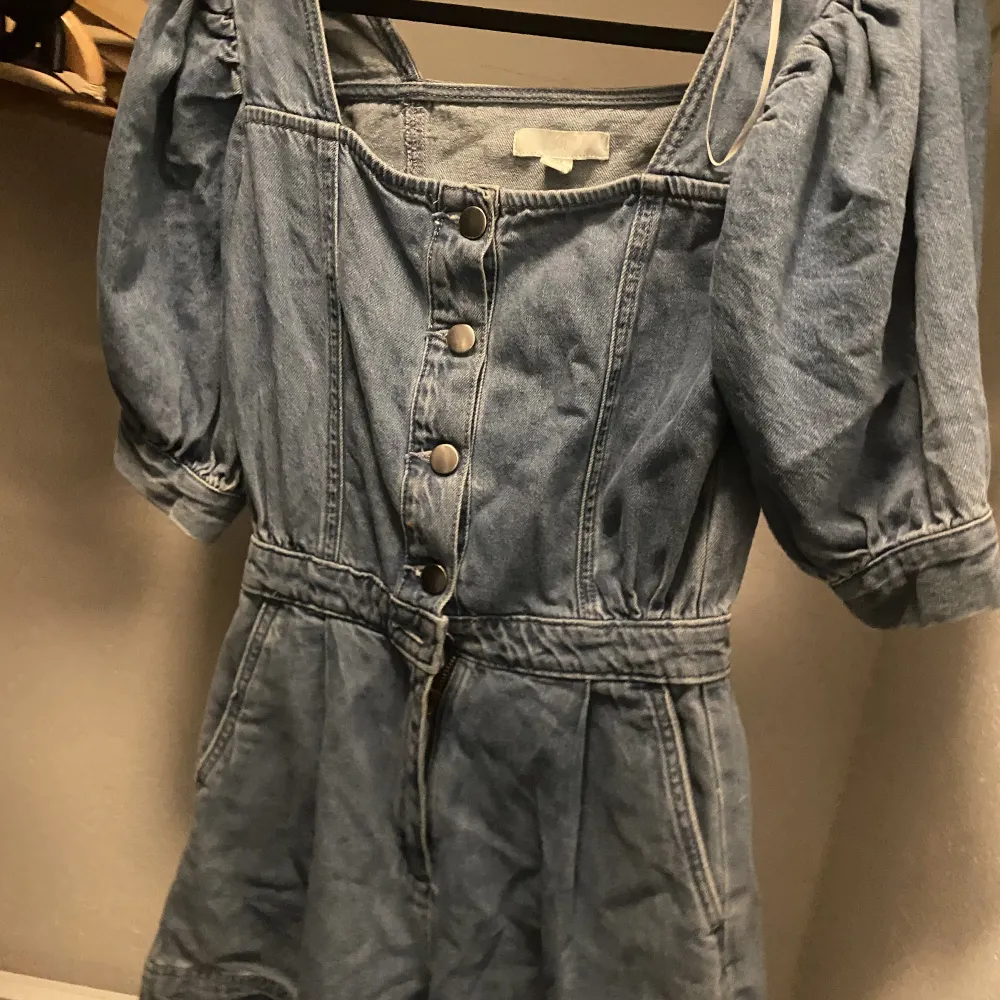 En jätte söt jeans dress använd någon gång även köpt på plik . Farkut & Housut.