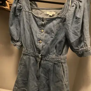 En jätte söt jeans dress använd någon gång även köpt på plik 