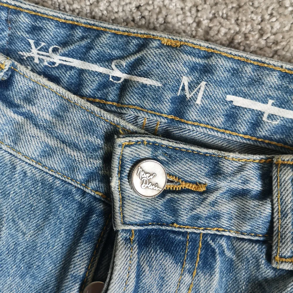 Ett par supercoola jeans med rödblåa streck vid sidorna. I momjeans-modellen och supersköna. I storlek M från never denim (Bikbok) . Jeans & Byxor.