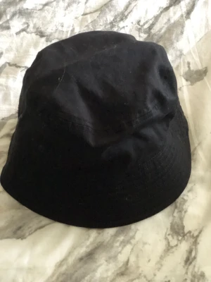 Fiskehatt  - Svart fiskehatt från H&M🤍 aldrig använd och i bra skick