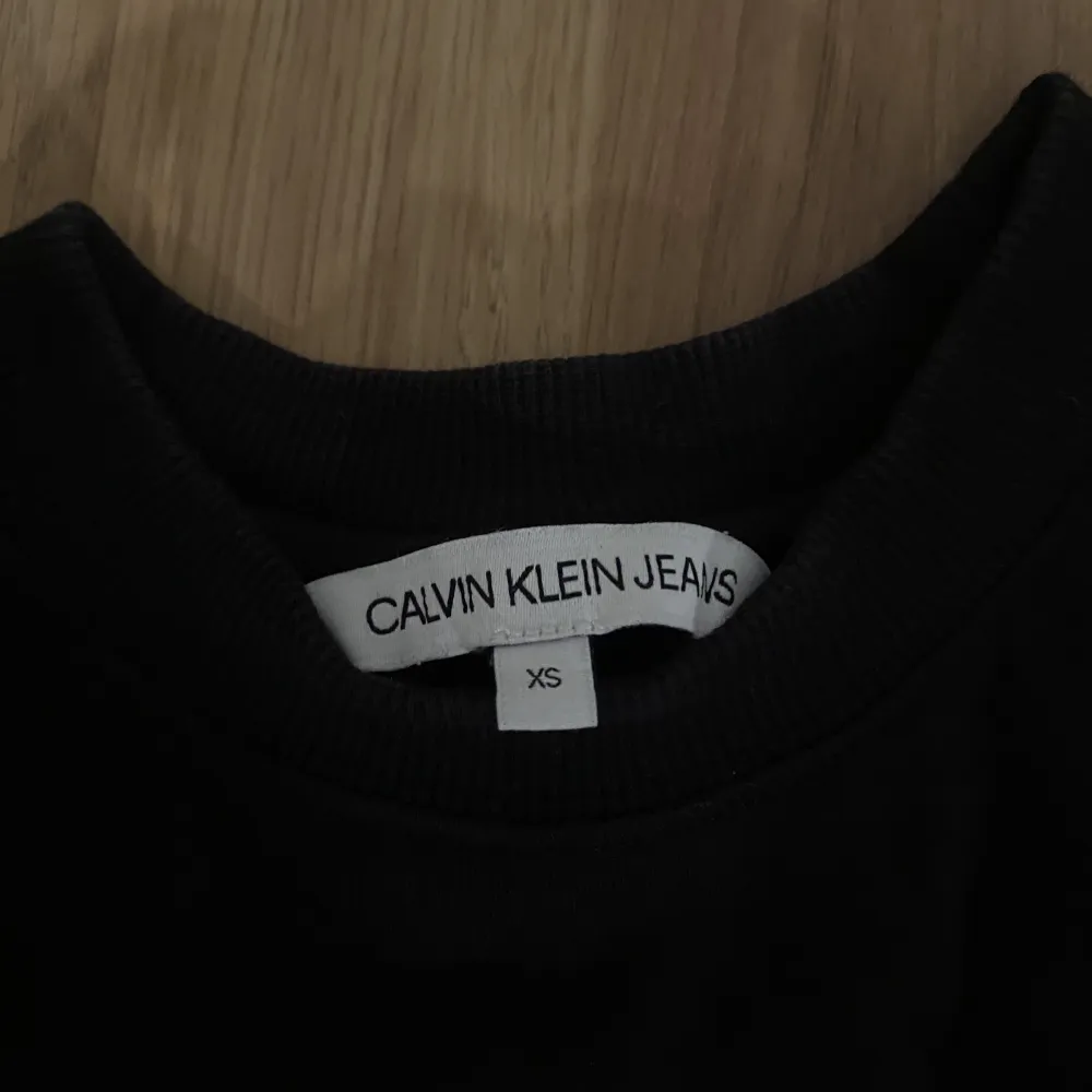 Säljer denna super fina Calvin Klein klänning då den är förliten inga defekter 💕💕. Klänningar.