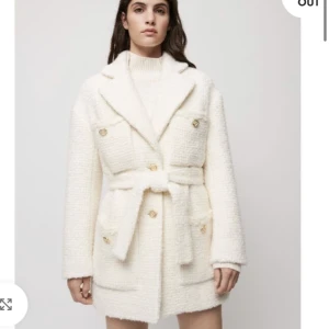 Maje kappa - Exklusiv kappa/jacka från det kända varumärket Maje. Oanvänd med prislapp samt extra knappar som medföljer. Storlek 34 men passar XS-S. Mysig ock varm. Köpt från Zalando med kvitto samt retursedel som medföljer. 